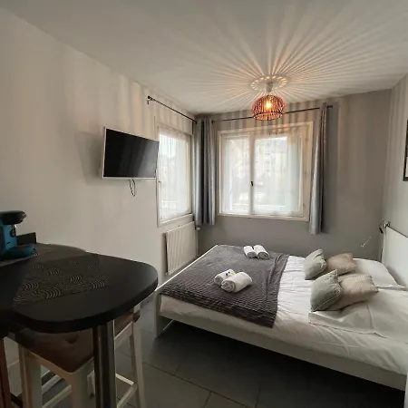 Meres, Studio Proche Memorial De * Caen